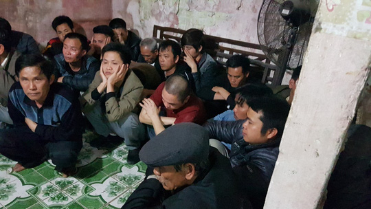 Cảnh sát đột kích sới bạc, bắt hàng chục quý bà, quý cô